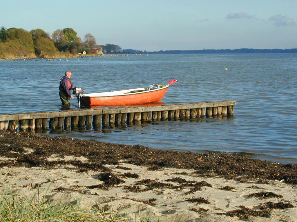 Billede af en mand og hans båd