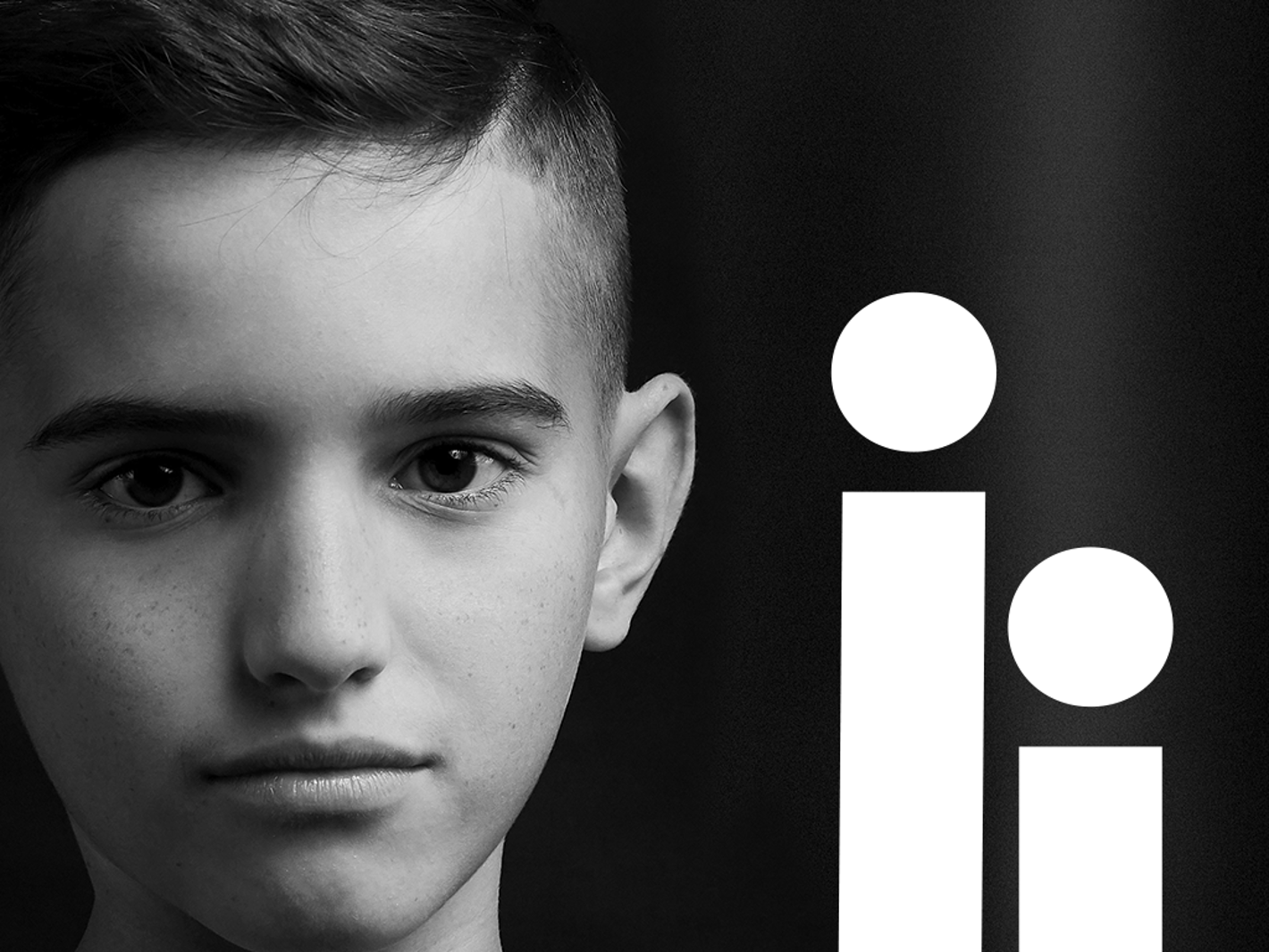 Billede af eftertænksom dreng fra kampagnen "DinSide" med sloganet " Du har ret til hjælp, hvis du har brugt for det"  