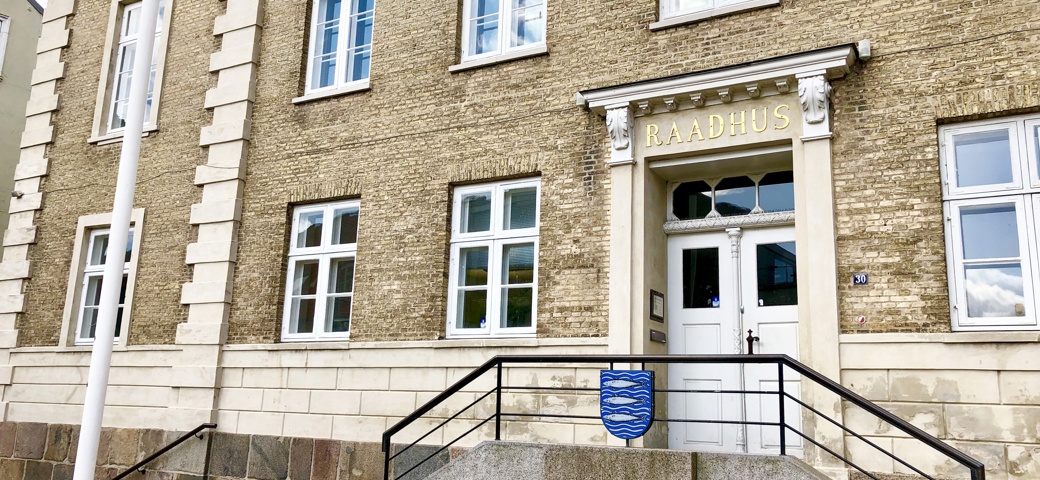 Facadebillede af det gamle Rådhus i Aabenraa. 