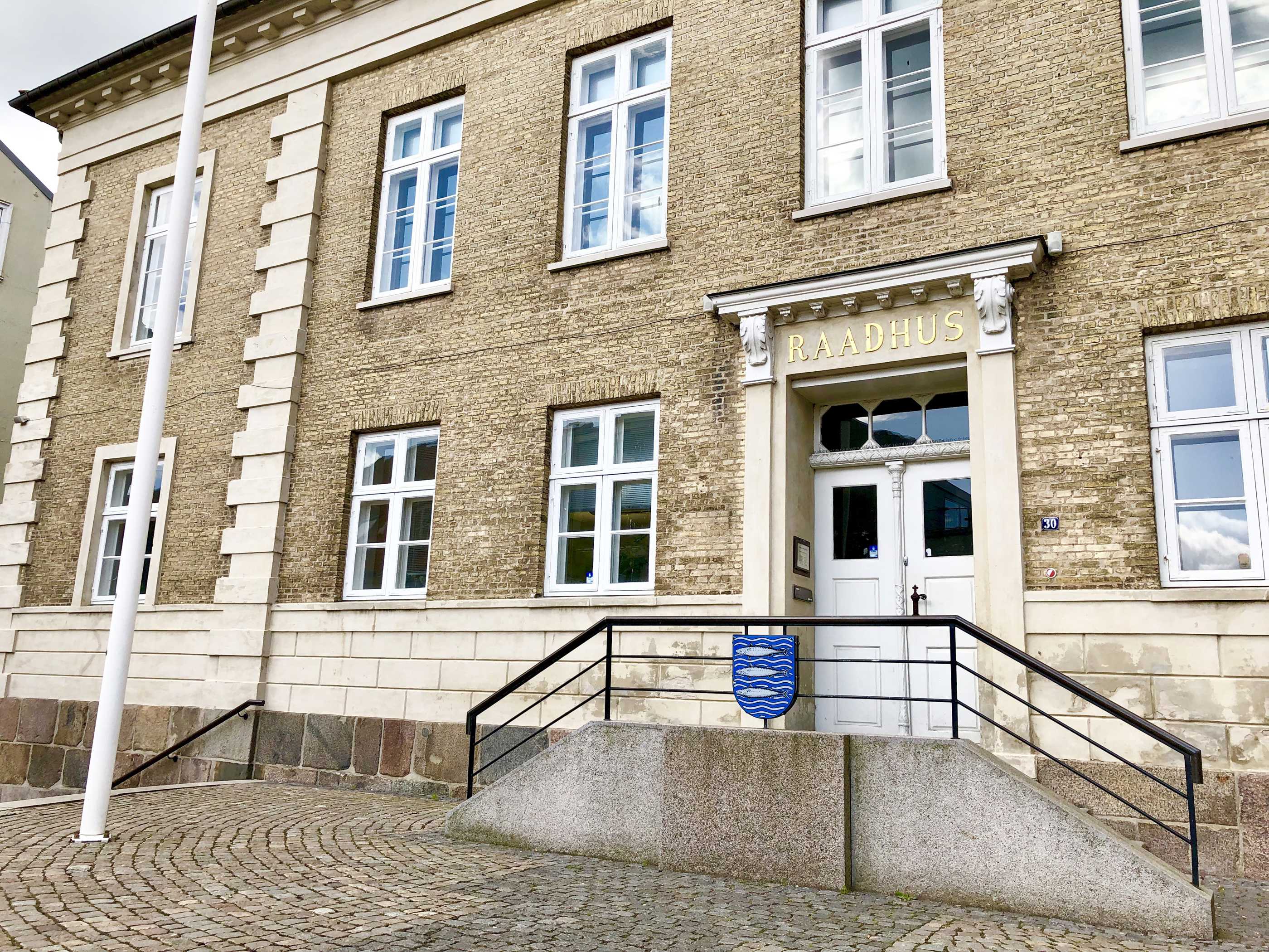 Facadebillede af det gamle Rådhus i Aabenraa.