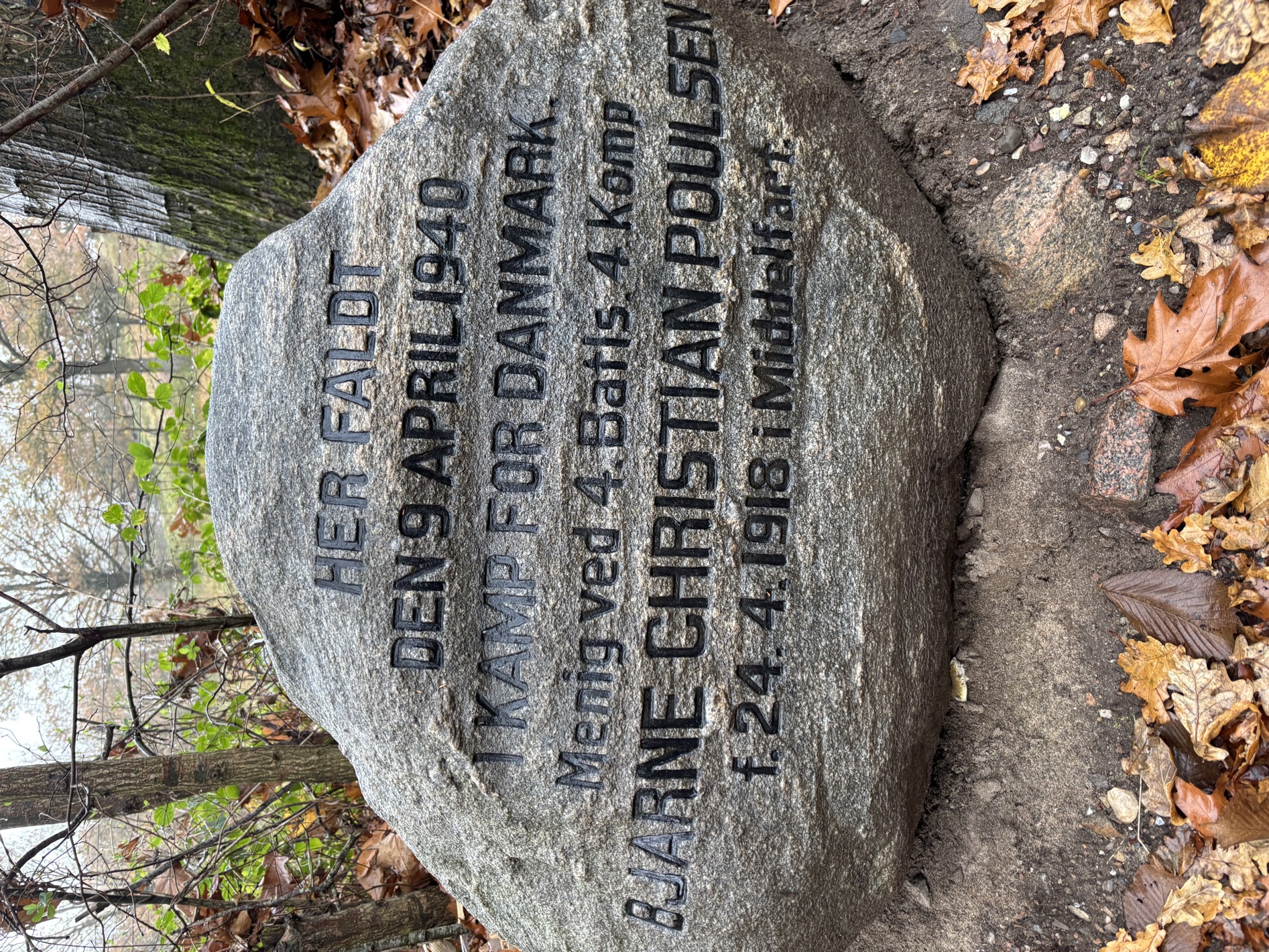 Foto af mindestenen med inskriptionen Her faldt den 9. april 1940 i kamp for Danmark Menig ved 4. Batallions 4. kompagni Bjarne Christian Poulsen født 24. 4. 1918 i Middelfart.