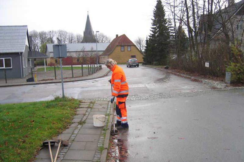 En medarbejder der vedligeholder grønne områder
